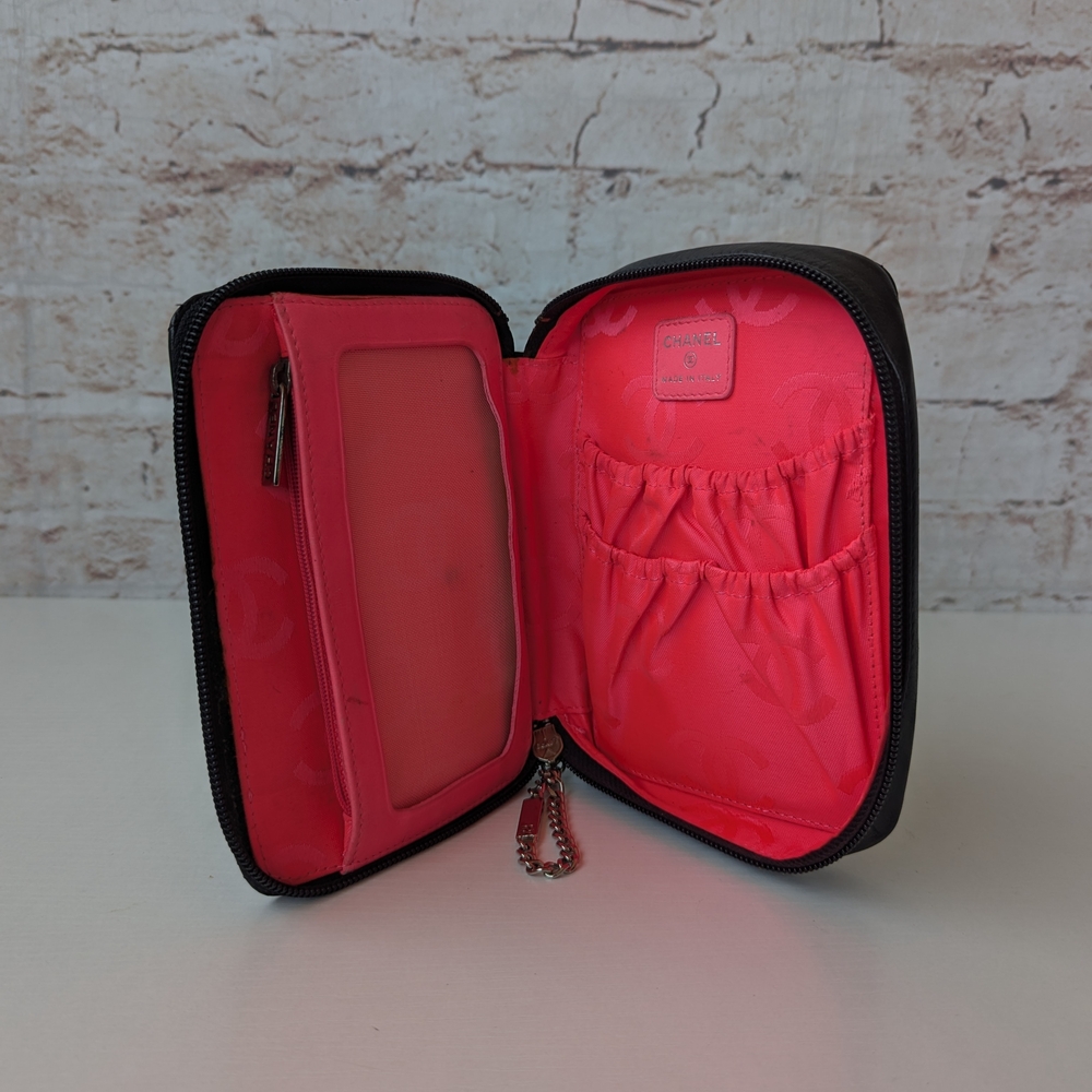 CHANEL Black and White Quilted Clutch - Picture 7 of 15